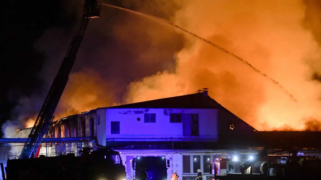 Požár výrobní haly v Lysé nad Labem