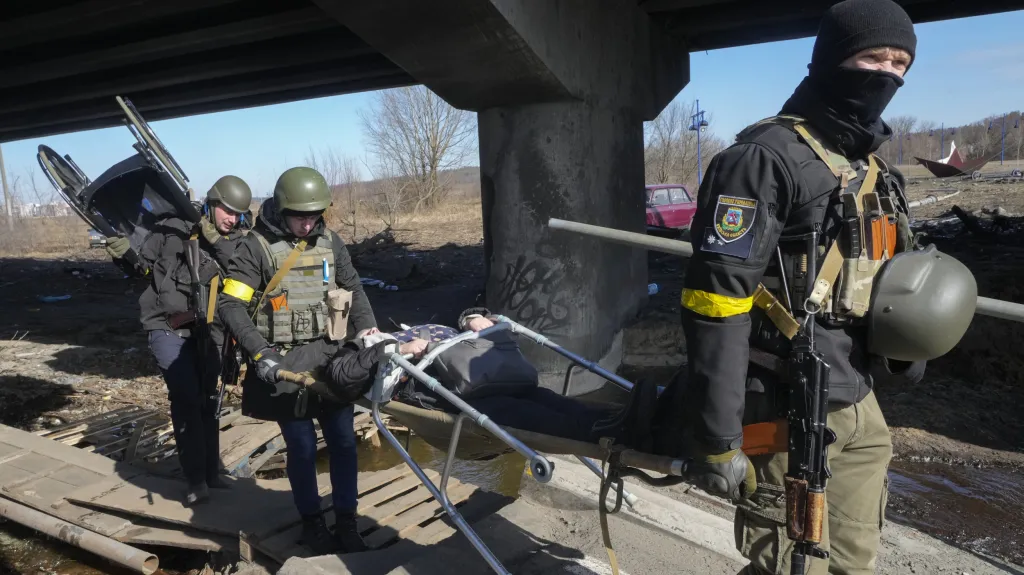 Ukrajinští vojáci pomáhají při evakuaci civilistů z města Irpiň