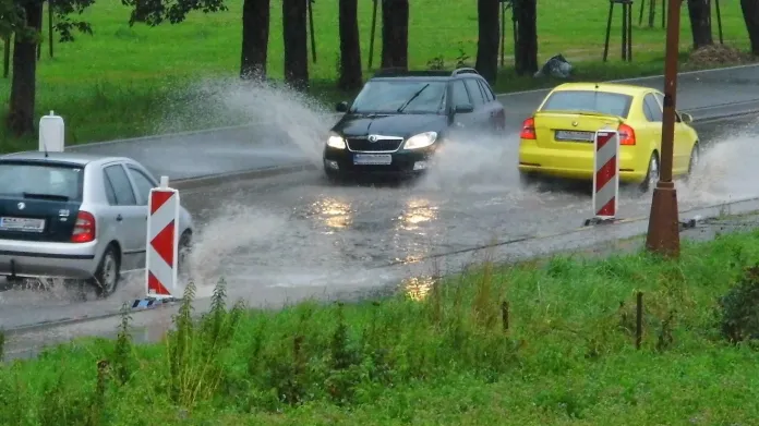 Zaplavená silnice v Halenkově na Vsetínsku