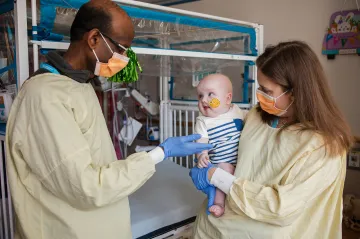 Několikaměsíční chlapec dostal naději na zdravý život díky individuální genetické léčbě