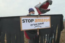 Francouzi se bouří proti Amazonu, stovky lidí protestovaly kvůli obřím skladům