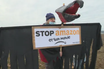 Francouzi se bouří proti Amazonu, stovky lidí protestovaly kvůli obřím skladům