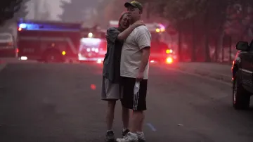 Pár přihlíží následkům požárů ve Phoenixu v Oregonu