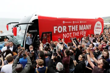 Kampaň má stopku. Britské strany přerušily boj v době, kdy konzervativci ztrácejí voliče