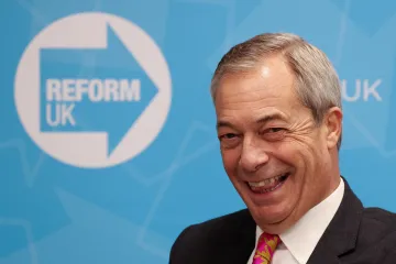 Farageova strana Reform UK u britských voličů podle průzkumu poprvé vede