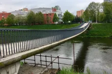 Lávka přes řeku Moravu v Kroměříži je opět otevřená. Rekonstrukce stála sedm milionů