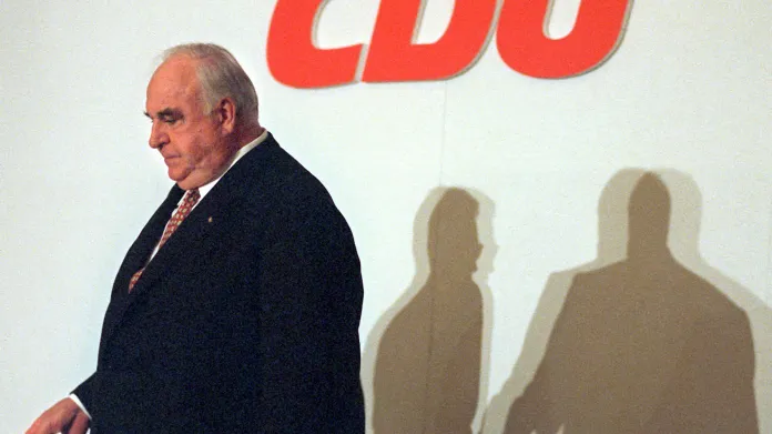 Helmut Kohl rezignuje na vedení CDU