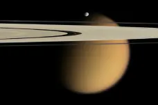 Měsíc Titan se od Saturnu vzdaluje stokrát rychleji, než se čekalo
