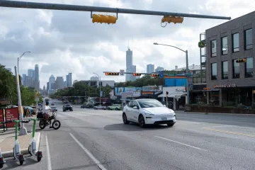 Tesla nese spoluvinu za nehodu jejího autonomního auta, rozhodl soud