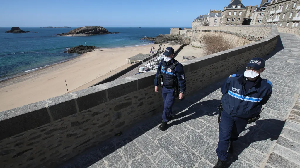 Policie hlídá ulice vylidněného Saint-Malo v západní Francii