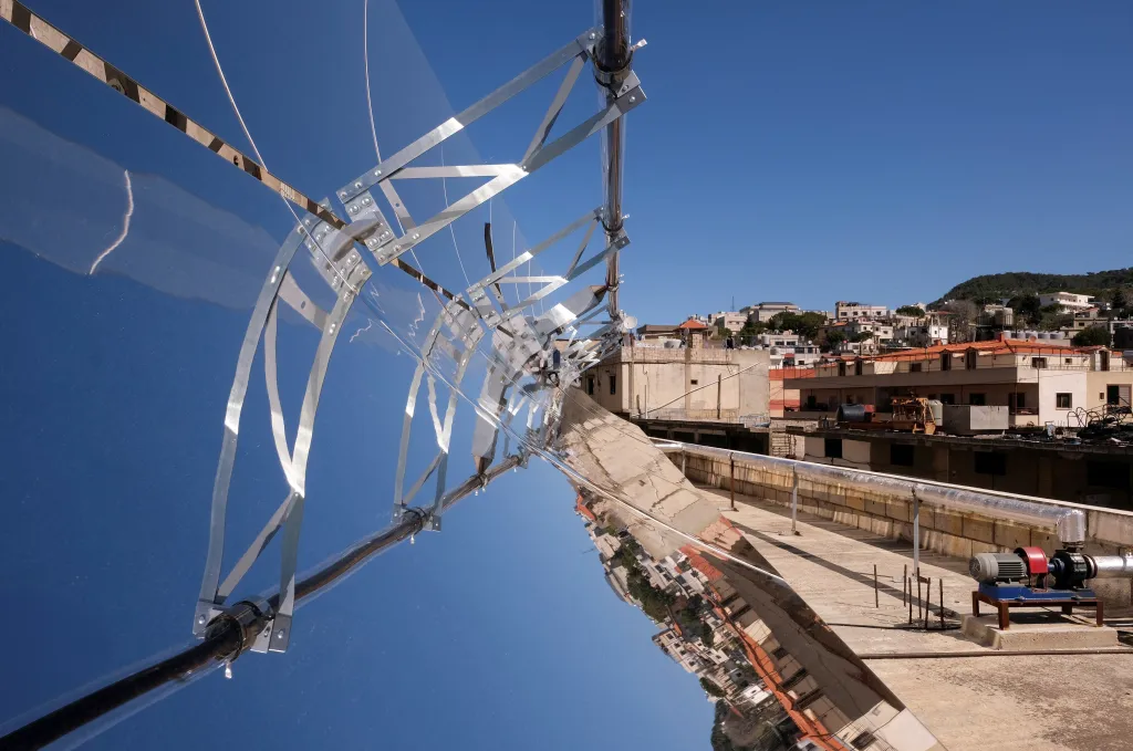 Zrcadla solárních panelů sbírají sluneční svit a soustředí jeho žár
