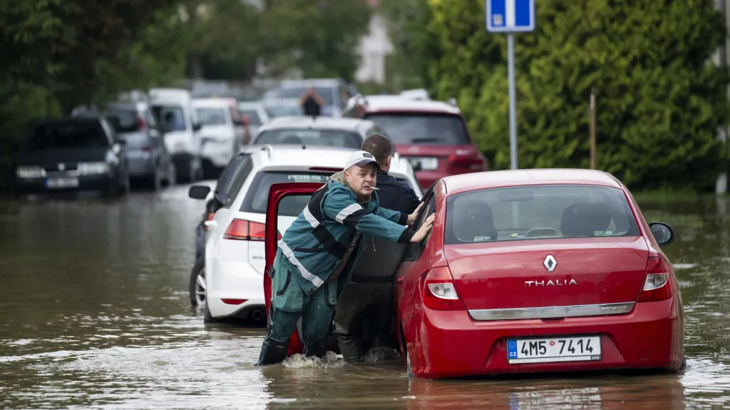 Automobily v zaplavené čtvrti Chomoutov