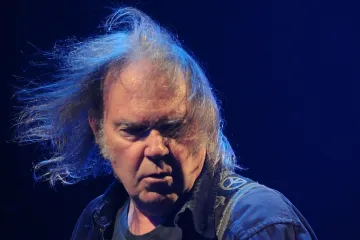 Neil Young mizí ze Spotify. Nelíbí se mu podcast, v němž zaznívají dezinformace o covidu