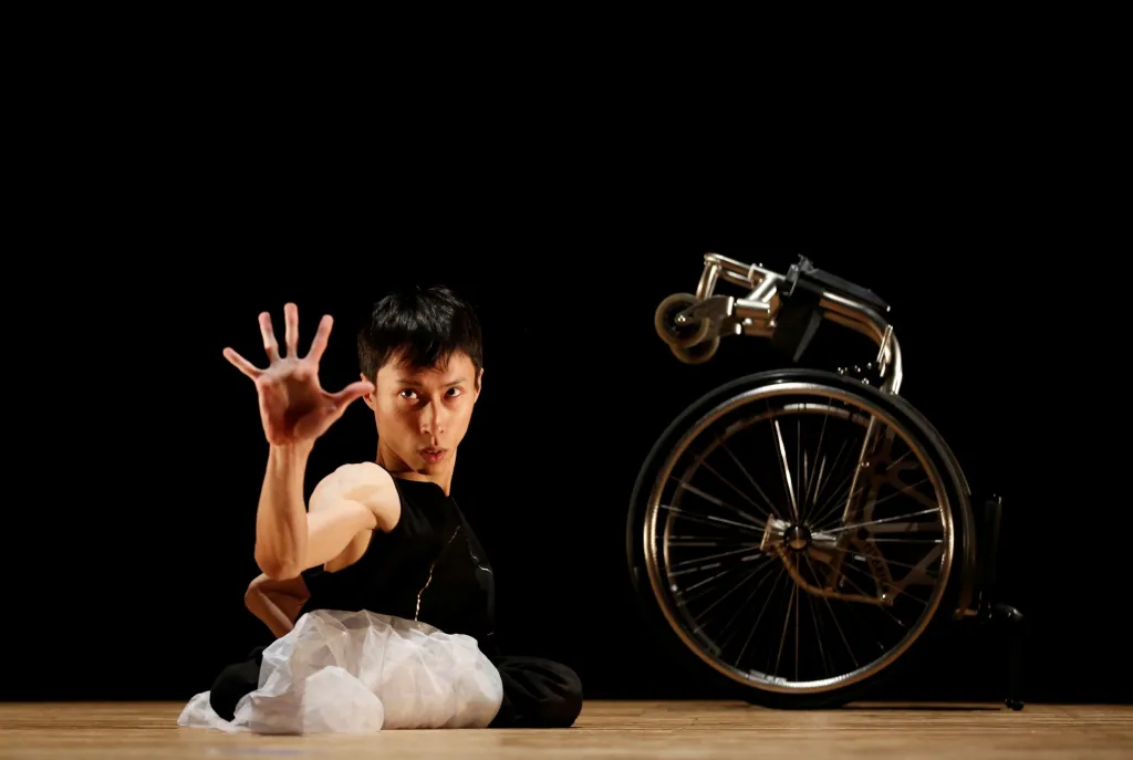 Kenta Kambra (34) vystupuje na pódiu během akce „Challenge & Move“ v Tokiu. Kambara se narodil s postižením, které ochromilo dolní část těla. Performer by rád vystoupil v Tokiu 2020 na paralympiádě během zahajovacího ceremoniálu