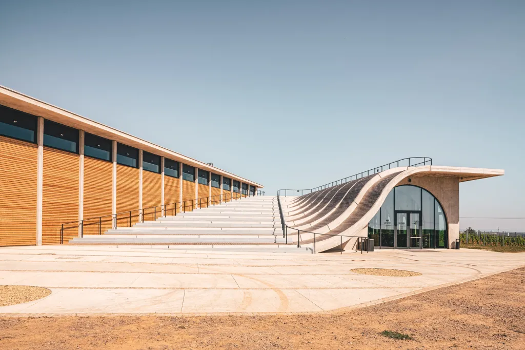 Nový vinařský architektonický skvost se nalézá u obce Dobšice na Znojemsku. Na plánu se podílelo studio Chybík+Krištof