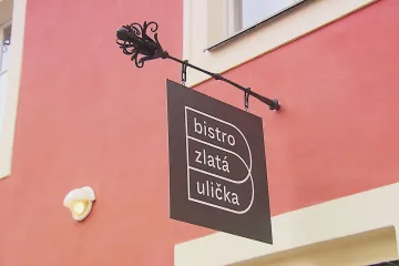 Žádné nevkusné cedule. Pražský hrad se zbavuje vizuálního smogu