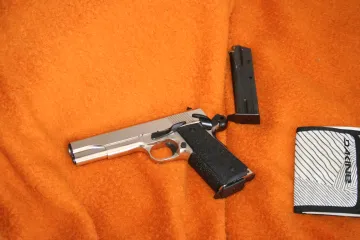 Kradl, aby měl na drogy. Za ozbrojenou loupež muži hrozí až deset let