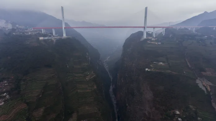 V Číně otevřeli nejvyšší dopravní most na světě