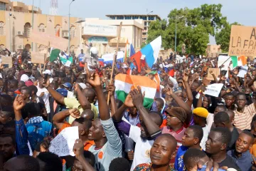 Dav v Nigeru zaútočil na francouzskou ambasádu. Macron slíbil odvetu