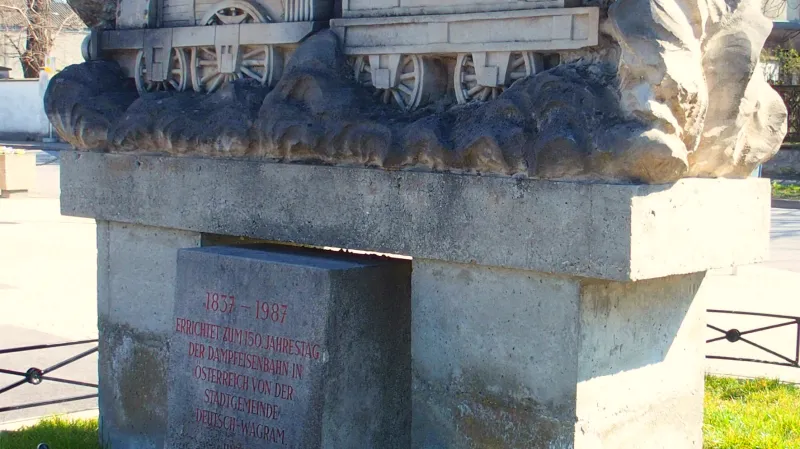 Reliéf lokomotivy Austria na pomníku u nádraží Deutsch-Wagram. Austria a Moravia byly první dvě rakouské parní lokomotivy, obě byly vyrobeny v Anglii