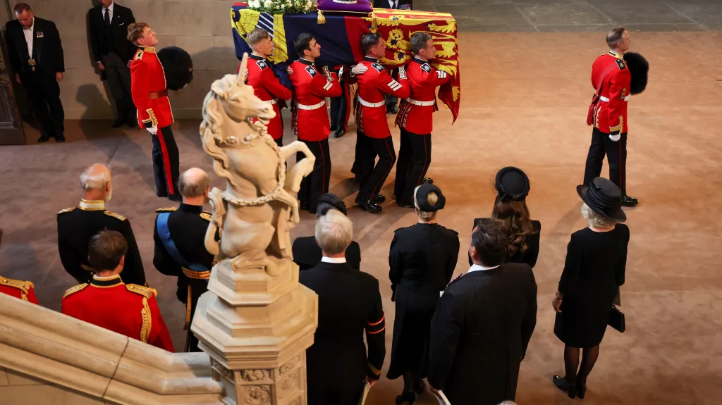 Procesí s rakví královny Alžběty II. ve Westminsterském sále