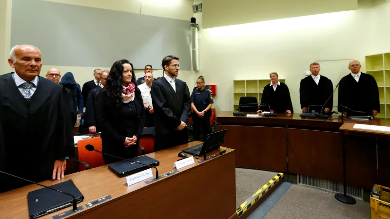 Beate Zschäpeová poslouchá verdikt