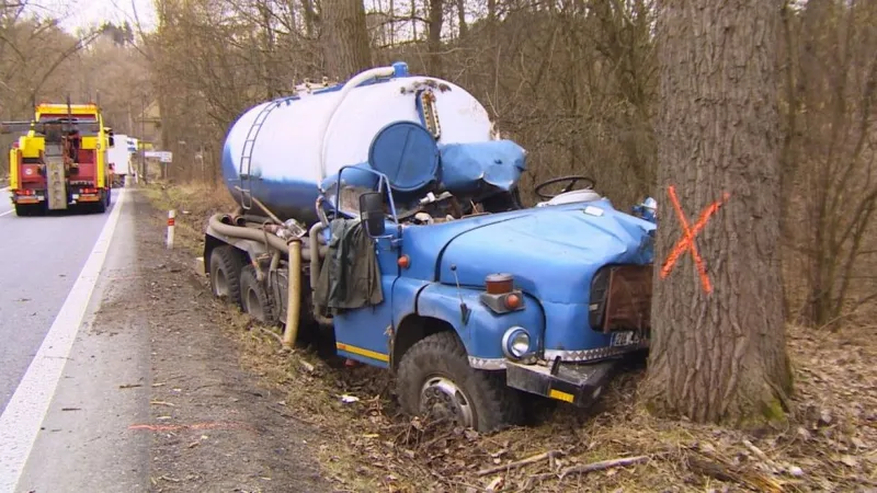 Topol spadl na kabinu cisterny, 52letý řidič zemřel