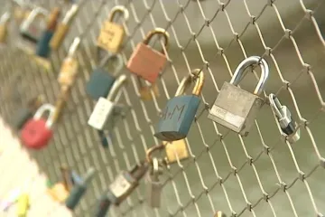 Visací zámky zdobí Tyršův most v Přerově