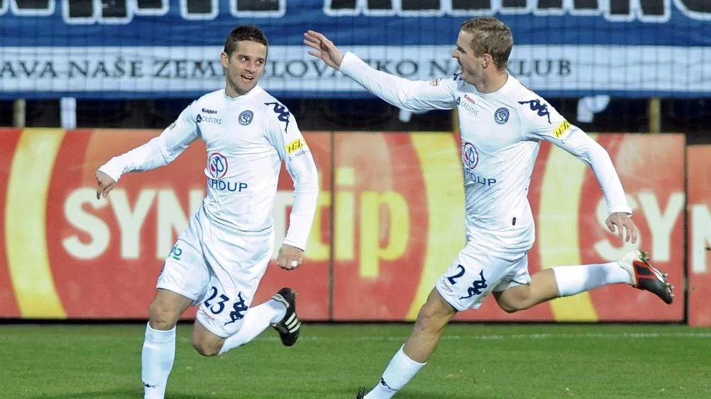 Fotbalisté Slovácka se radují z gólu