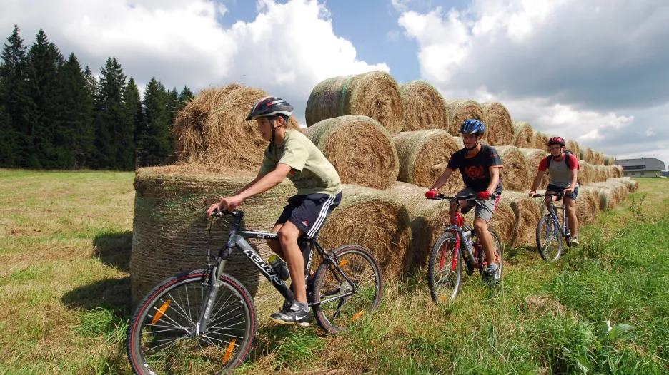 Cyklisti na Horské Kvildě na Šumavě