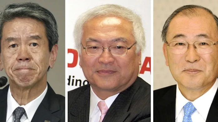Vrcholní manažeři Toshiby Hisao Tanaka, Norio Sasaki a Acutoši Nišida