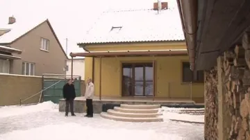 Podvedený zákazník před terasou svého domu