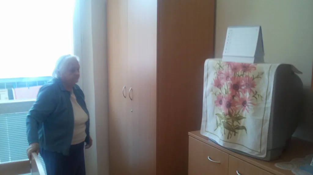 Ludmila Halamčíková u skříně