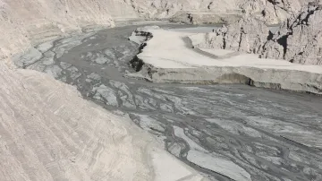 Přehrada Amír Kabír nedaleko Teheránu se potýká s výrazným úbytkem vody