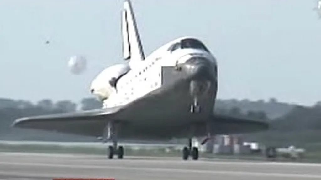 Přistání raketoplánu Discovery