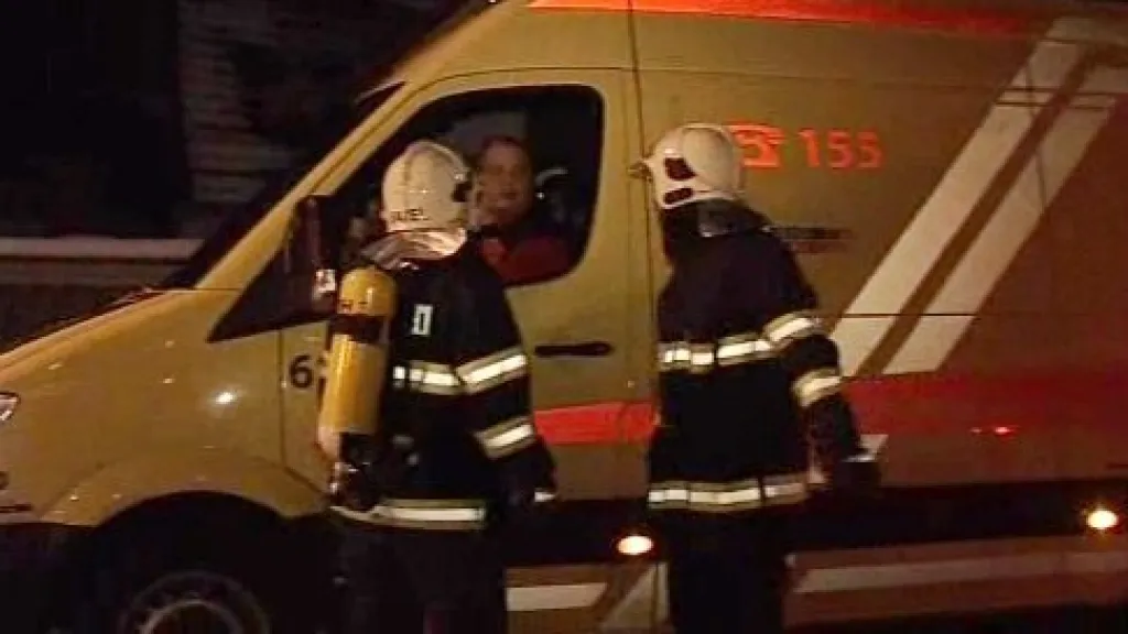 Hasiči u sanitky s popáleným mužem