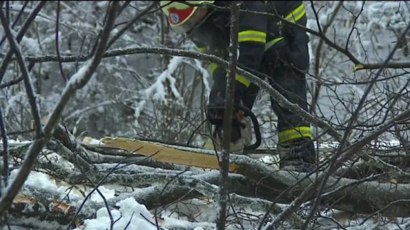 Proměnlivé počasí trápí řidiče i strojvedoucí