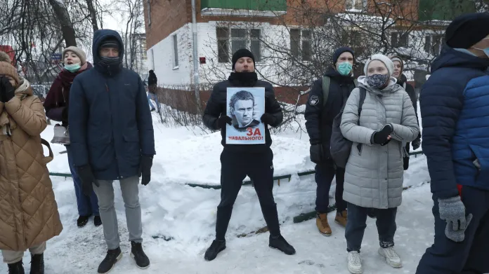Navalného příznivci před policejní stanicí, kde soud rozhodl