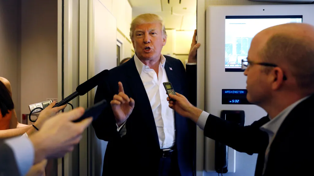 Americký prezident Donald Trump hovoří s reportéry na palubě svého letounu