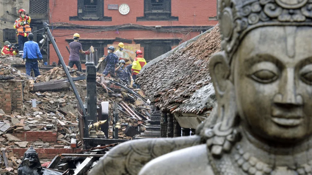 V Káthmándú pokračuje odklízení trosek zpustošených budov