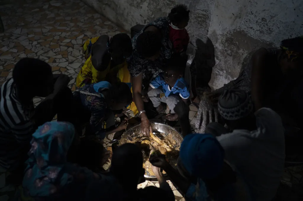 Místní obyvatelé z okolí senegalské zátoky Bargny se rybolovem živí od nepaměti. Jejich metoda lovu a zpracování úlovku se dědí z generace na generaci