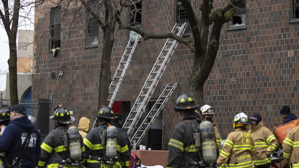 V Bronxu došlo k požáru bytového domu