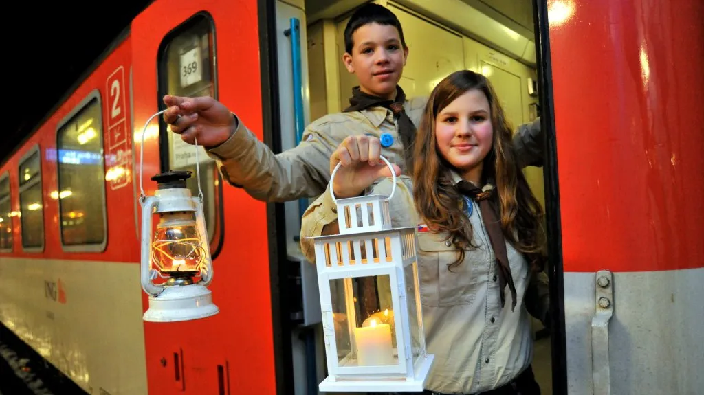 Brněnští skauti ukazují betlémské světlo