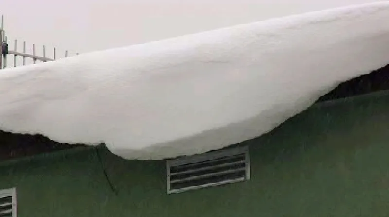 Sníh padající ze střechy