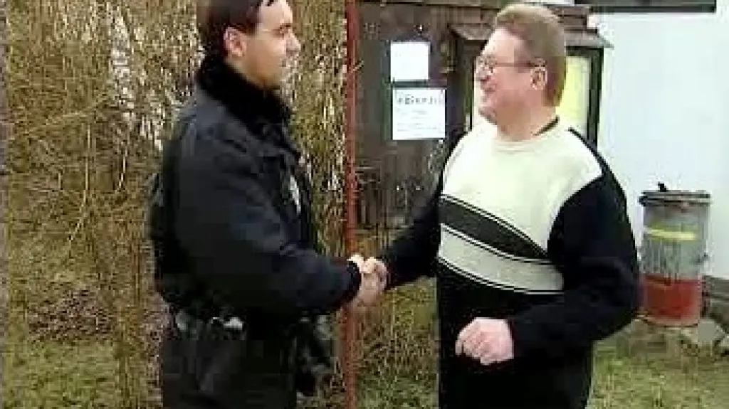 Policista se zdraví s občanem