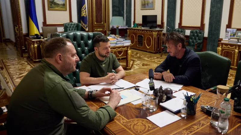 Sean Penn (vpravo) a Volodymyr Zelenskyj (uprostřed) při setkání v Kyjevě (červen 2022)