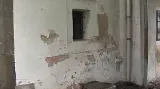 Poškozená omítka Husova domku