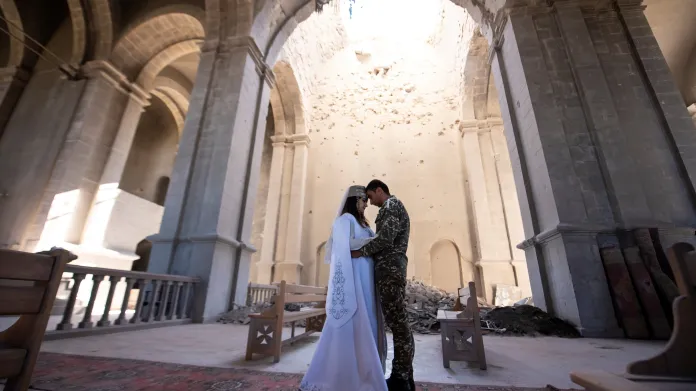 Svatební obřad v rozbombardovaném kostele v Karabachu