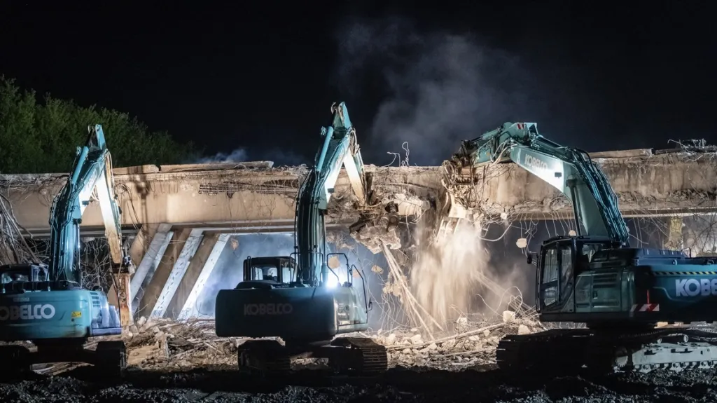 Demolice mostu na D11 před stavbou nového (26. dubna 2025)