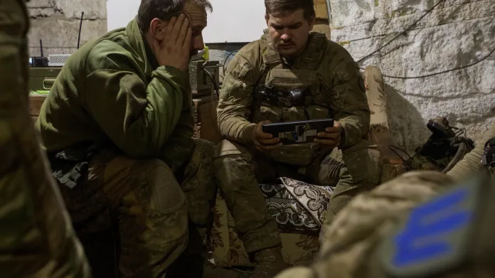 Ukrajinští vojáci v krytu na frontové linii v Bachmutu